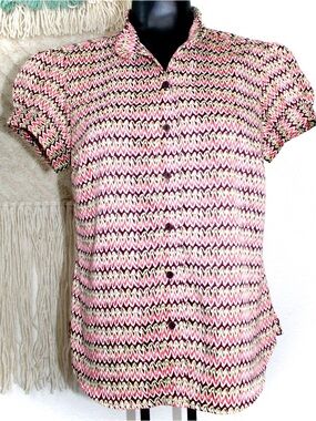 Sunny Leigh Medium Women’s Short Sleeve Button-Up Top in Pink Chevron Print